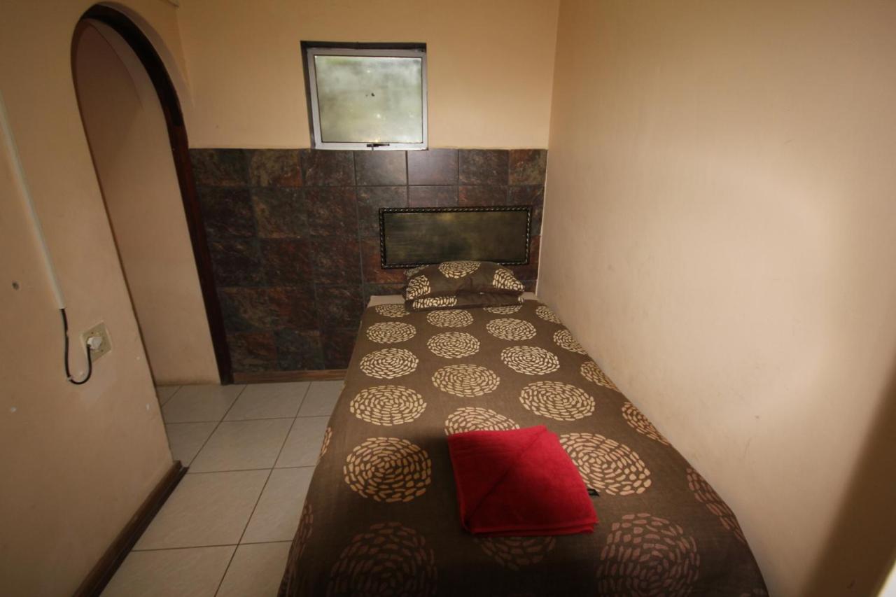 Ingwe Guesthouse Mbombela Екстериор снимка